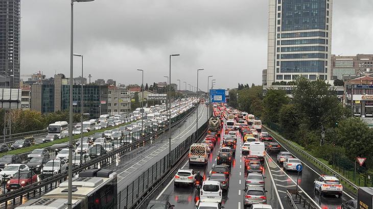 İstanbul trafiğinde son durum: Yağışın da etkisiyle trafik yoğunluğu yüzde 89’a ulaştı