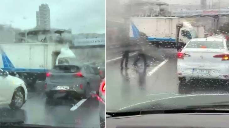 İstanbul’da E-5’te trafiği kilitleyen kaza! Kamyonet, metrobüs bariyerine çarptı