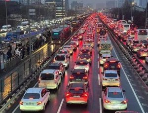İstanbul’da iki yakada ulaşım çilesi! Trafik yoğunluğu yüzde 80’e ulaştı