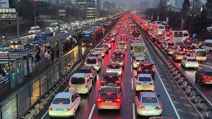İstanbul’da iki yakada ulaşım çilesi! Trafik yoğunluğu yüzde 80’e ulaştı