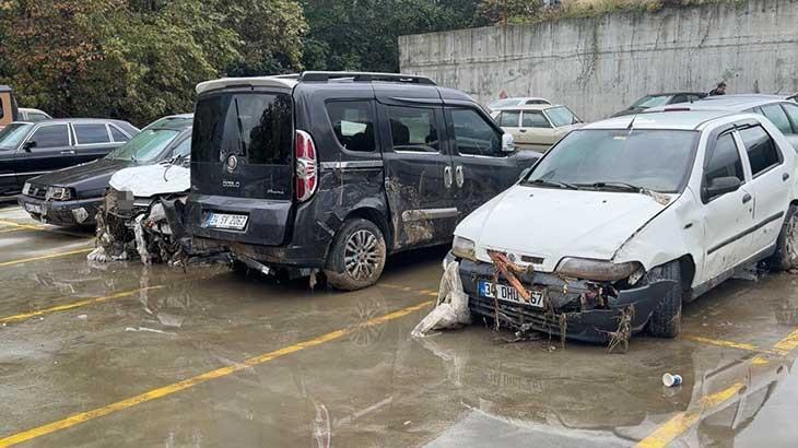 İstanbul’da selde sürüklenip otoparka çekilen araçlar görüntülendi