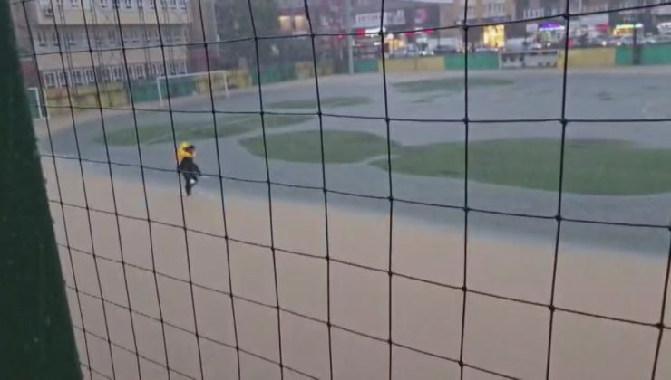 İstanbul’da selin ortasında kalan spor okulu! Öğretmen, öğrencilerini sırtında taşıyarak kurtardı