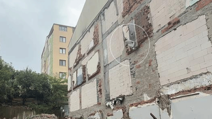 İstanbul’da sıradışı görüntü! Binayı yıktı, klozete dokunmadı