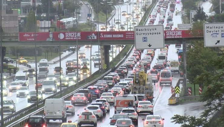 İstanbul’da yağmur trafiği vurdu! D-100’de araçlar durma noktasına geldi
