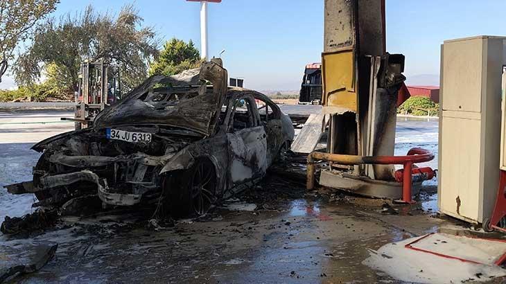İzmir’de feci kaza! Akaryakıt pompasına çarpan otomobil alev aldı