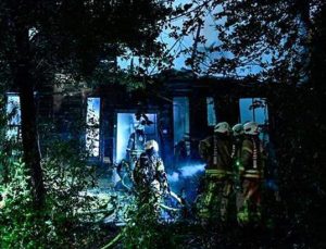Kadıköy’de 3 katlı ahşap köşk yanarak küle döndü