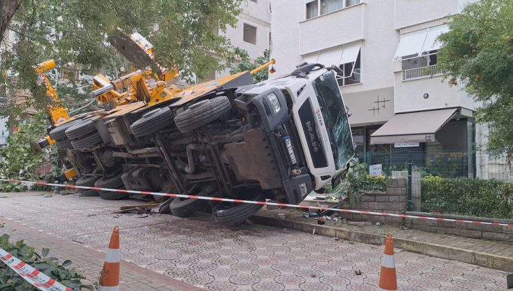 Kadıköy’de devrilen vinç 11 katlı binaya çarptı