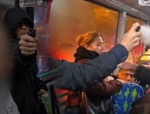Kadıköy’de otobüste biber gazı paniği: Yumruk attı, gaz sıktı, kaçtı
