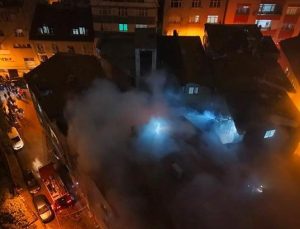 Kağıthane’de korku dolu anlar! 5 katlı binanın çatısı alev alev yandı