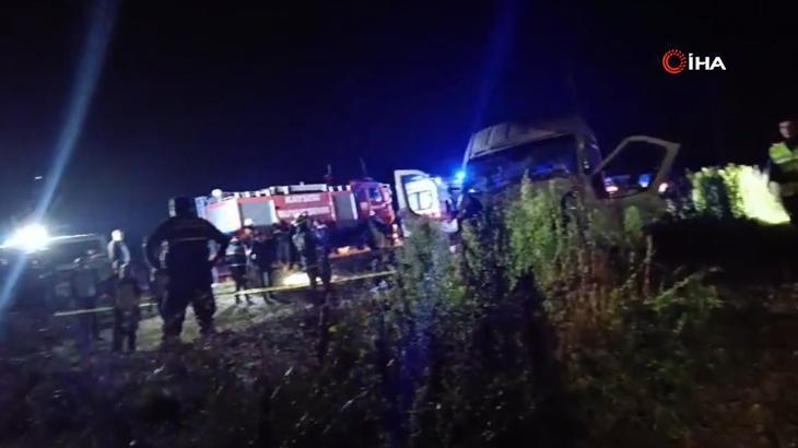 Kayseri’de feci kaza! İki işçi servisi ile iş makinesi çarpıştı: 1 ölü, 15 yaralı