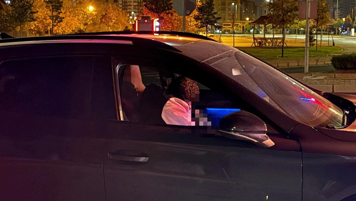 Kırmızı ışıkta uyuyakaldı! Mesleğini söyleyip, polisleri tehdit etti