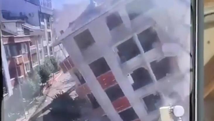 Küçükçekmece’de yıkım sırasında 7 katlı bina çöktü! Çevredeki binalar zarar gördü