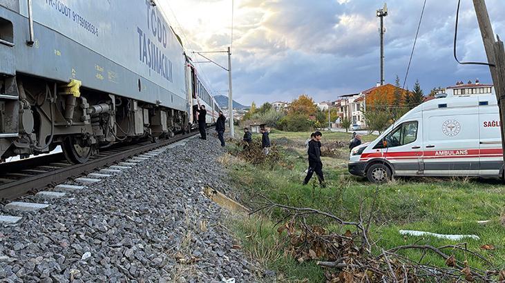 Kütahya’da feci kaza: Raylardan geçmeye çalışan yayaya tren çarptı