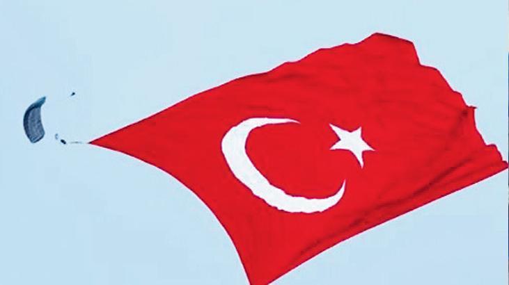 Özel Kuvvetler’den bayraklı gösteri