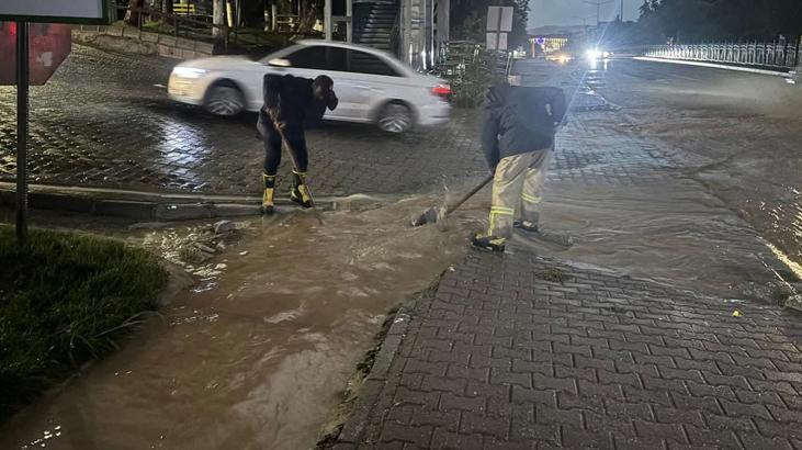Sağanak yağış birçok ilde hayatı durma noktasına getirdi! Yollar çöktü, ev ve iş yerlerini su bastı