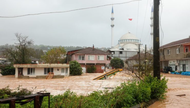 Sakarya’da sağanak KYK yurdunu su bastı! 700 öğrenci mahsur kaldı, tahliye sürüyor