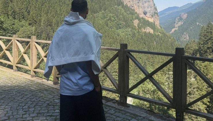 Salah’ın Sümela Manastırı’nı izlediği seyir tepesine asılan tabela bomba
