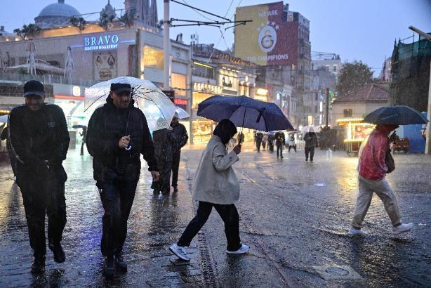 SON DAKİKA İSTANBUL: İstanbul’da yarın (15 Ekim Perşembe) okullar tatil edildi