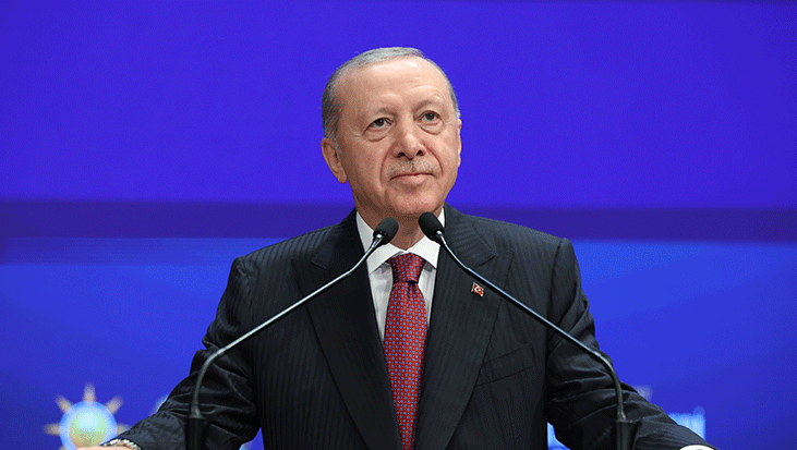 Son dakika… İzmir AK Parti’ye geçti! Cemil Tugay’ın rozetini Cumhurbaşkanı Erdoğan taktı
