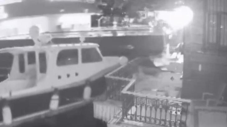 Üsküdar’da yolcu vapuru yalıya çarptı: Kaza anı kamerada